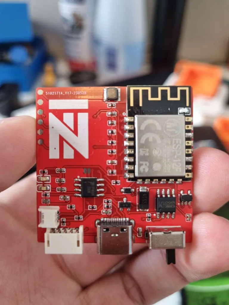 PCB vermelha com a logo NovaTrackers gravada.