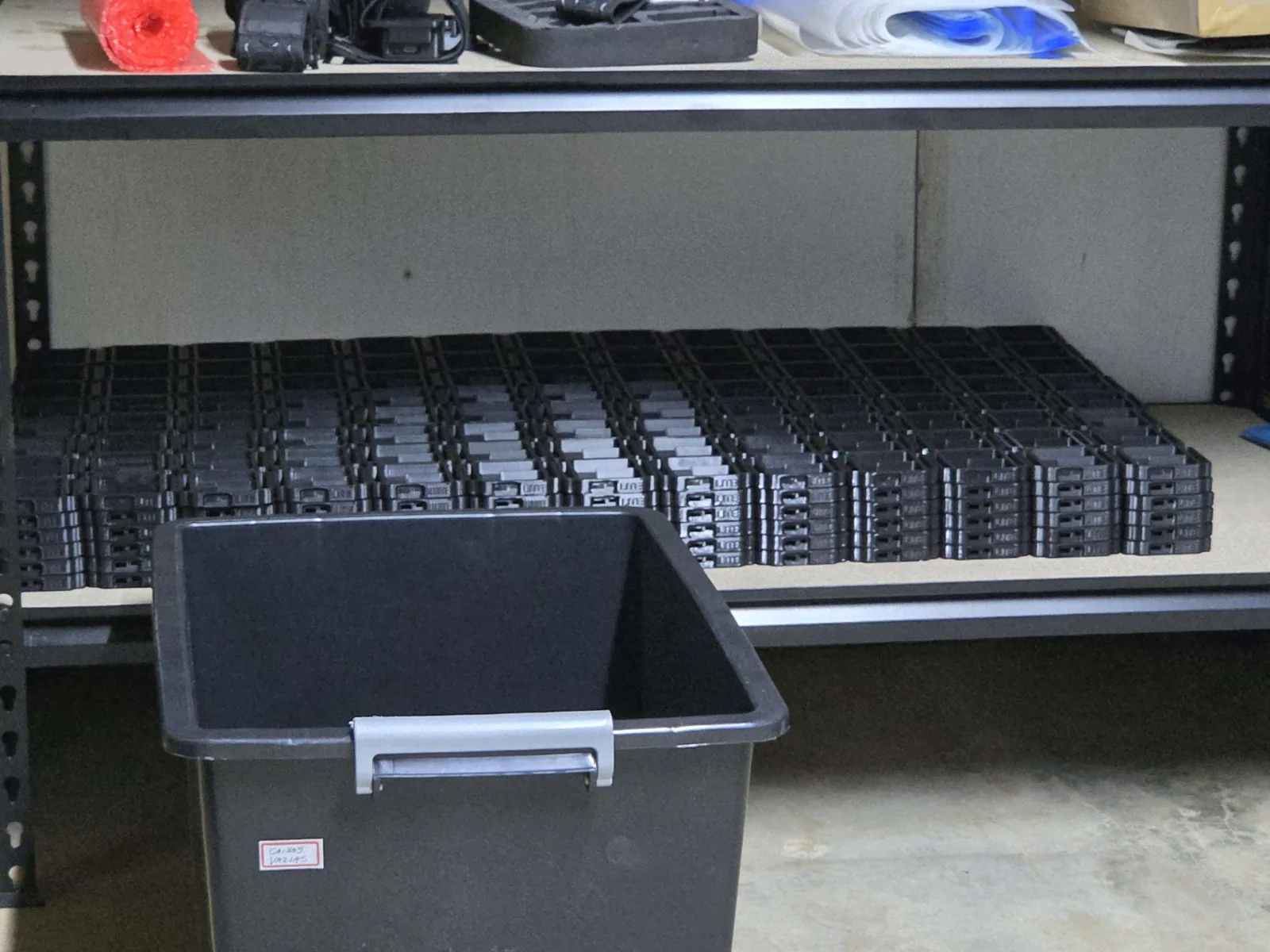 Peças do NovaLite empilhadas e prontas para a montagem dos kits da pré-venda.