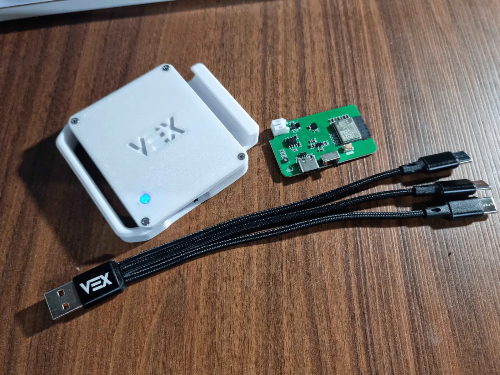 VEX 2.0 with case branca, PCB and cabo USB 3-em-1.