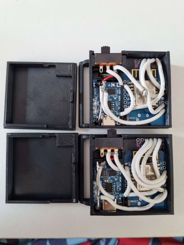 Trackers com cases pretas impressas em 3D.