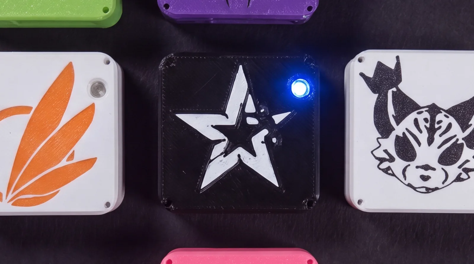 NovaTracker com case personalizado tempered metal e LED azul