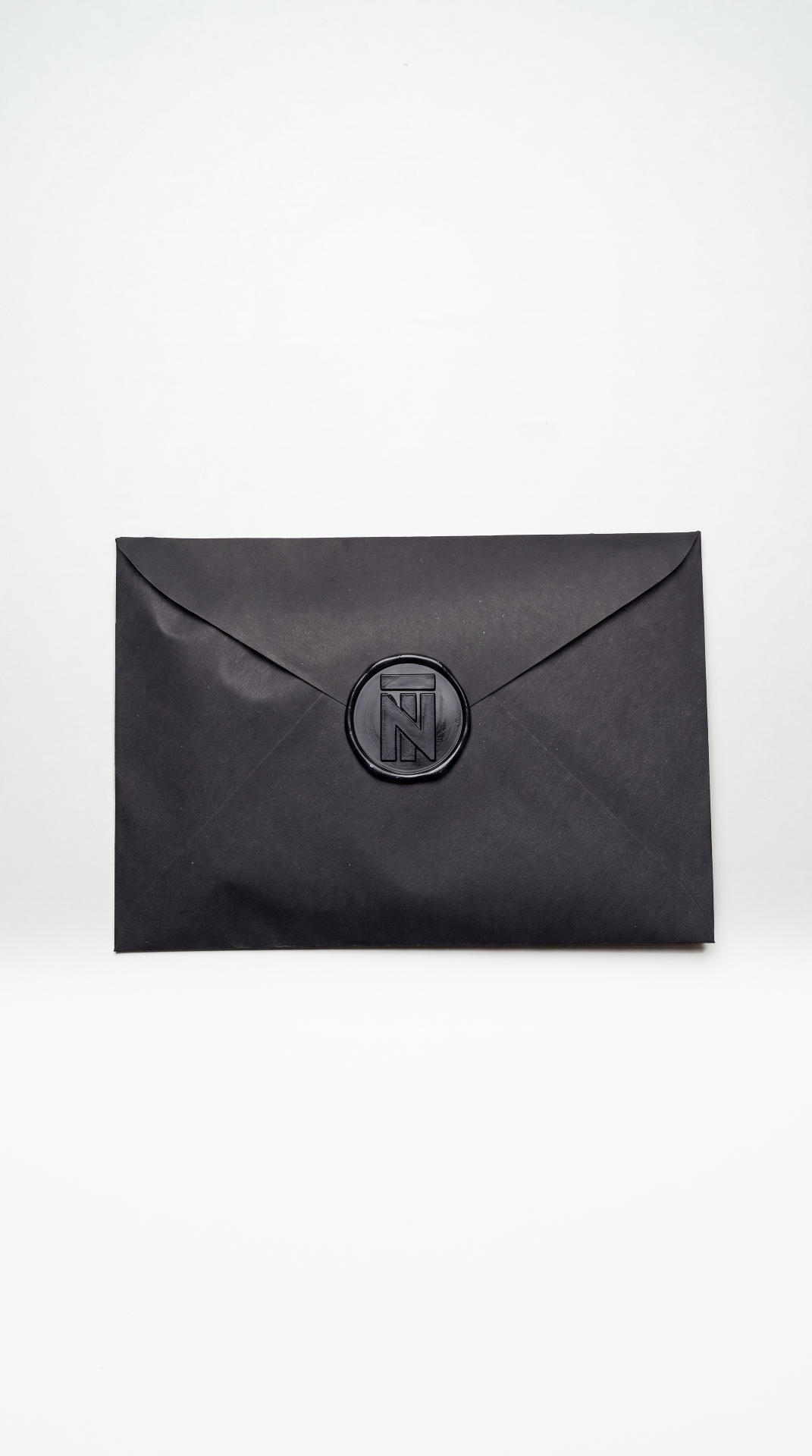 Carta de agradecimento escrita pelo fundador da NOVATRACKERS, lacrada em envelope preto com selo de cera com a logo N