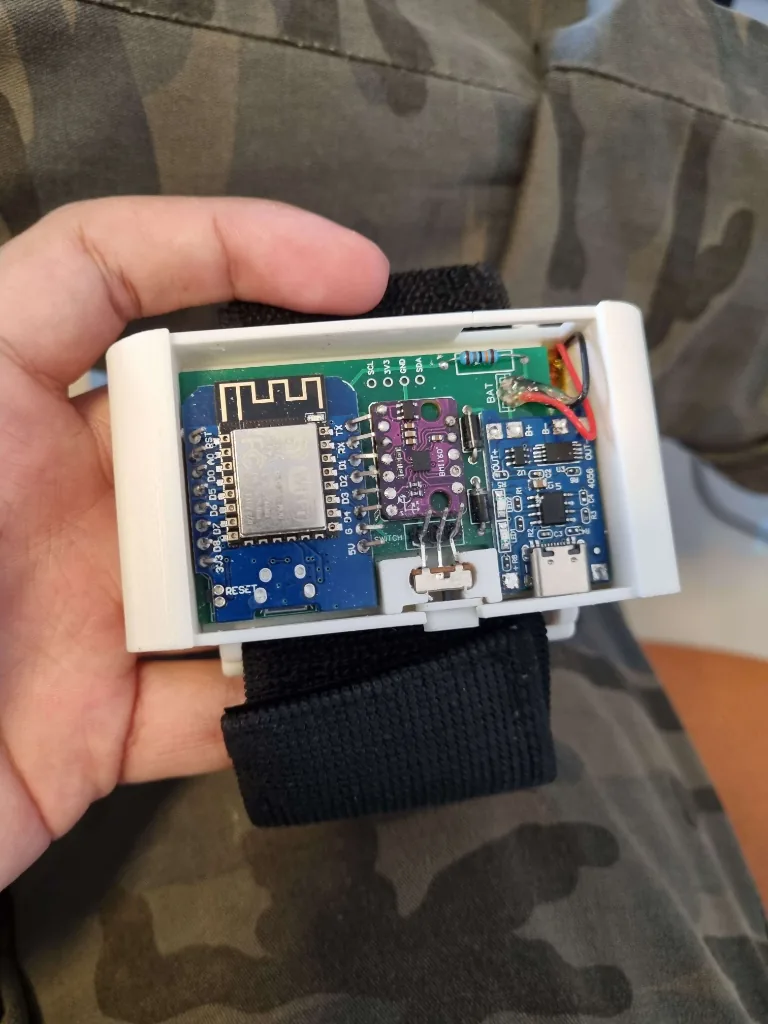 Tracker com a primeira PCB do projeto.