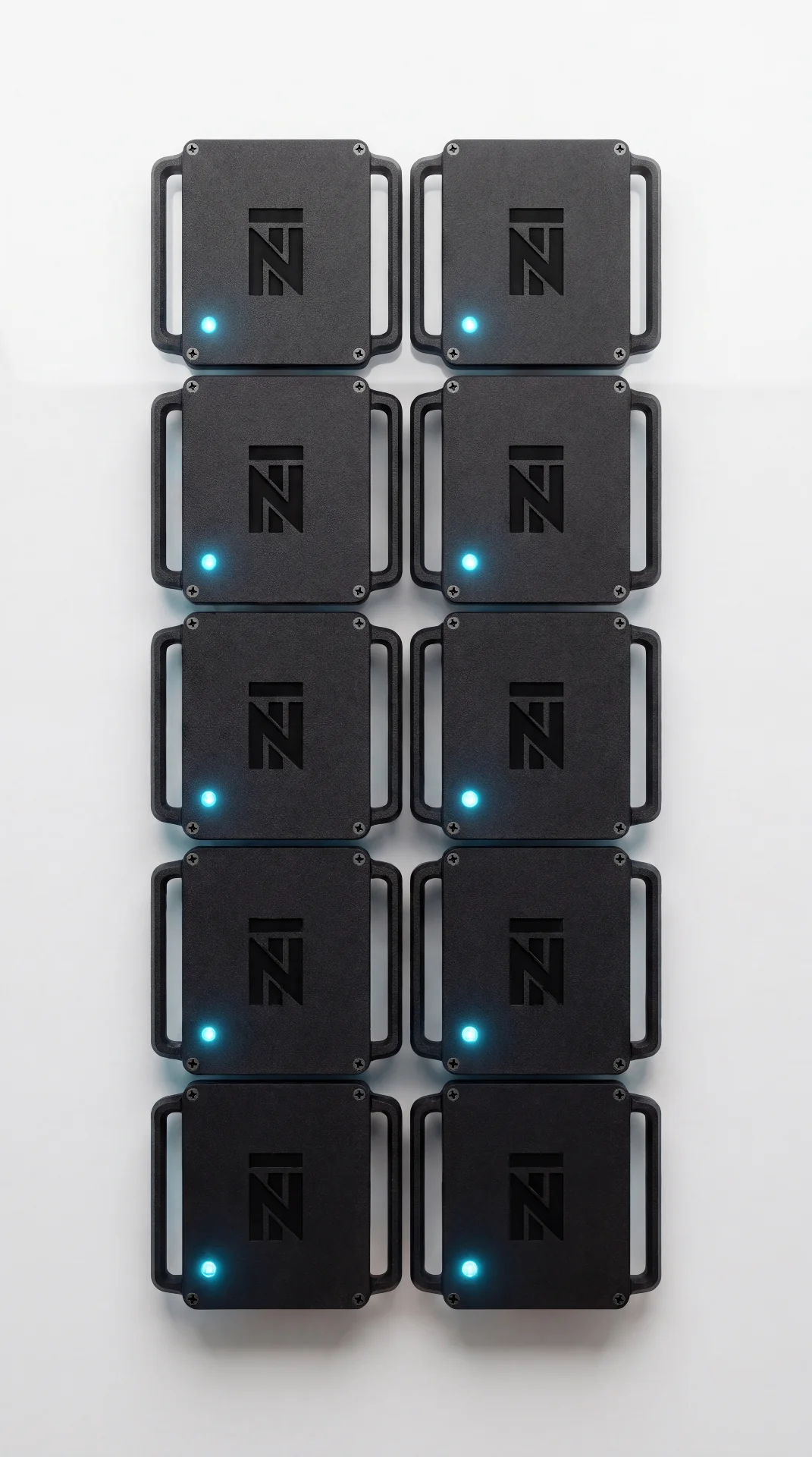 Kit NovaLite com 10 trackers full body pretos com LED ciano e sensor LSM6DSR, vista de cima sobre fundo branco
