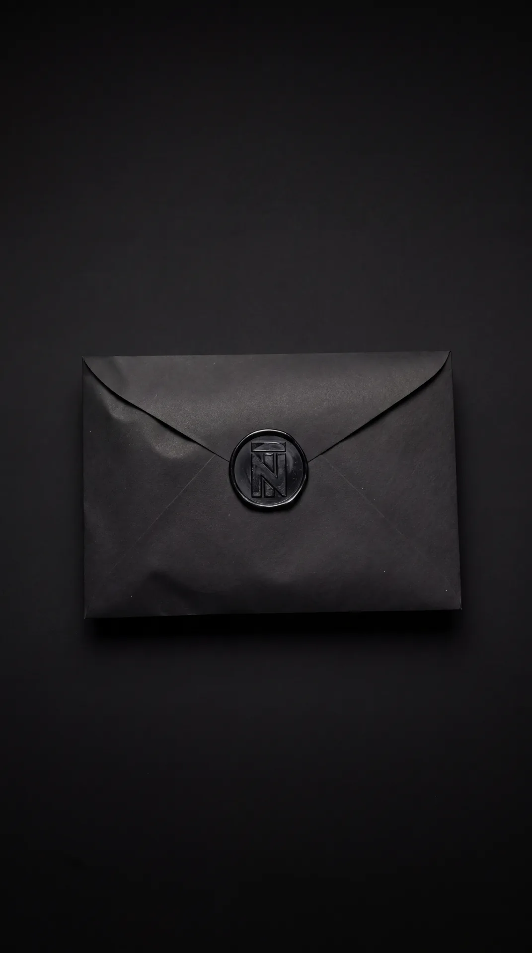 Carta de agradecimento escrita pelo fundador da NOVATRACKERS, lacrada em envelope preto com selo de cera com a logo N