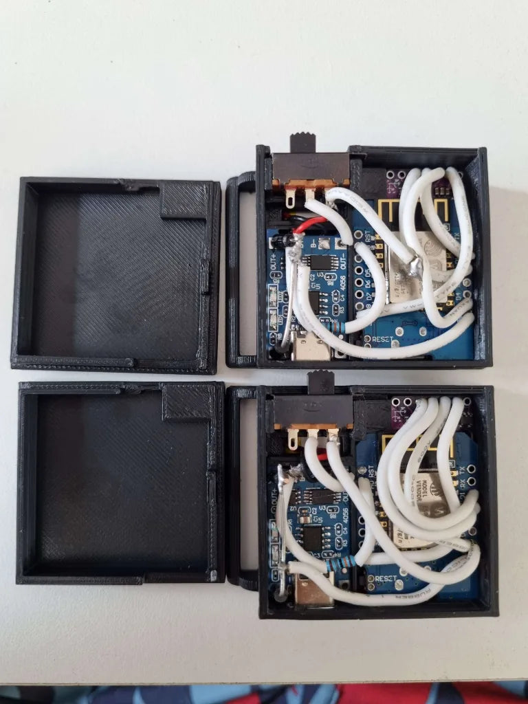 Trackers com cases pretas impressas em 3D.