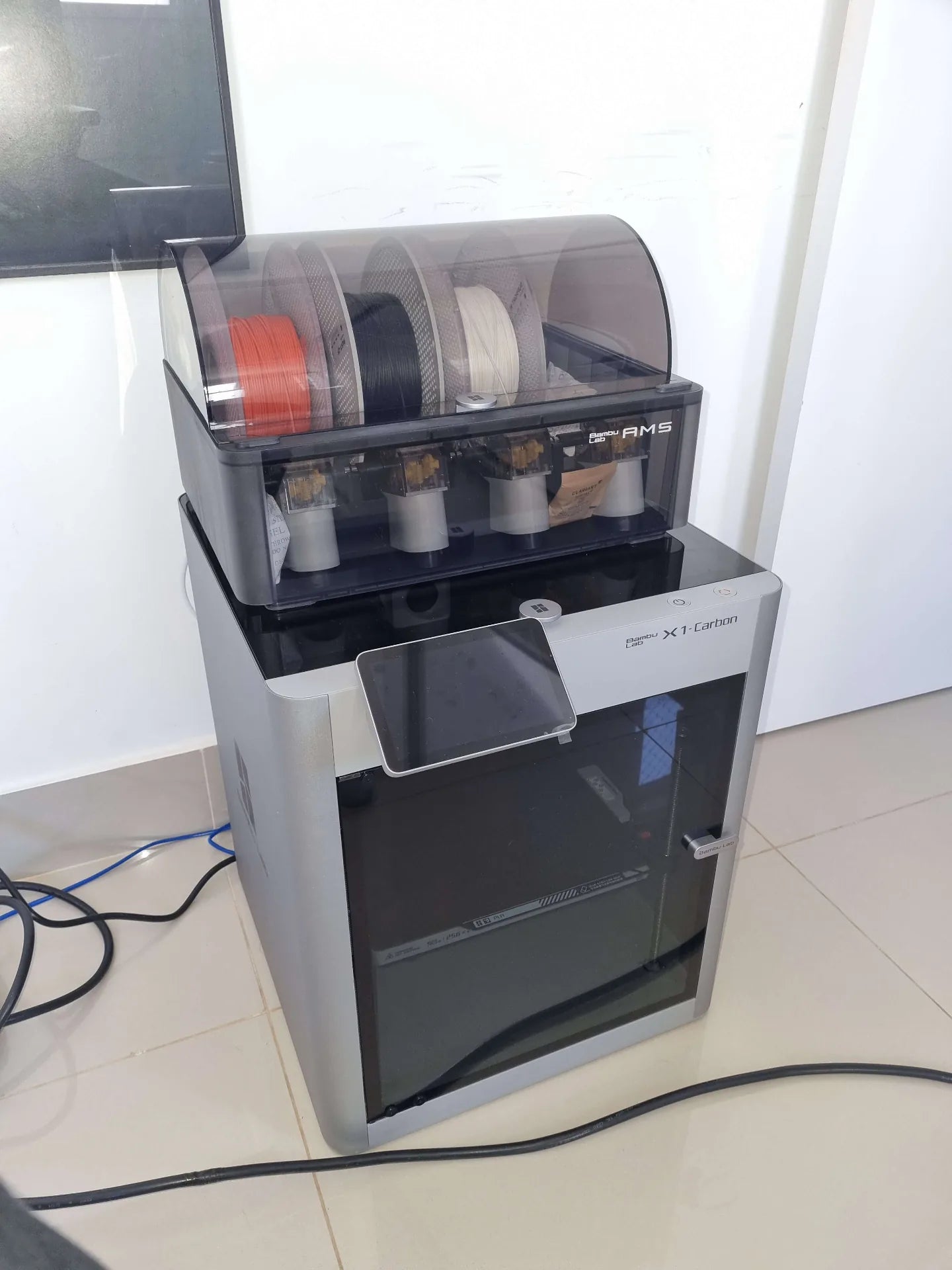Bambu Lab X1-Carbon com AMS recém-instalada no escritório da NOVATRACKERS.