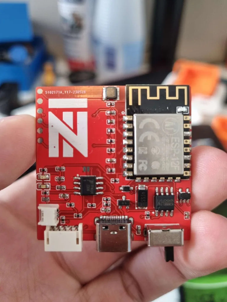 PCB vermelha com a logo NovaTrackers gravada.