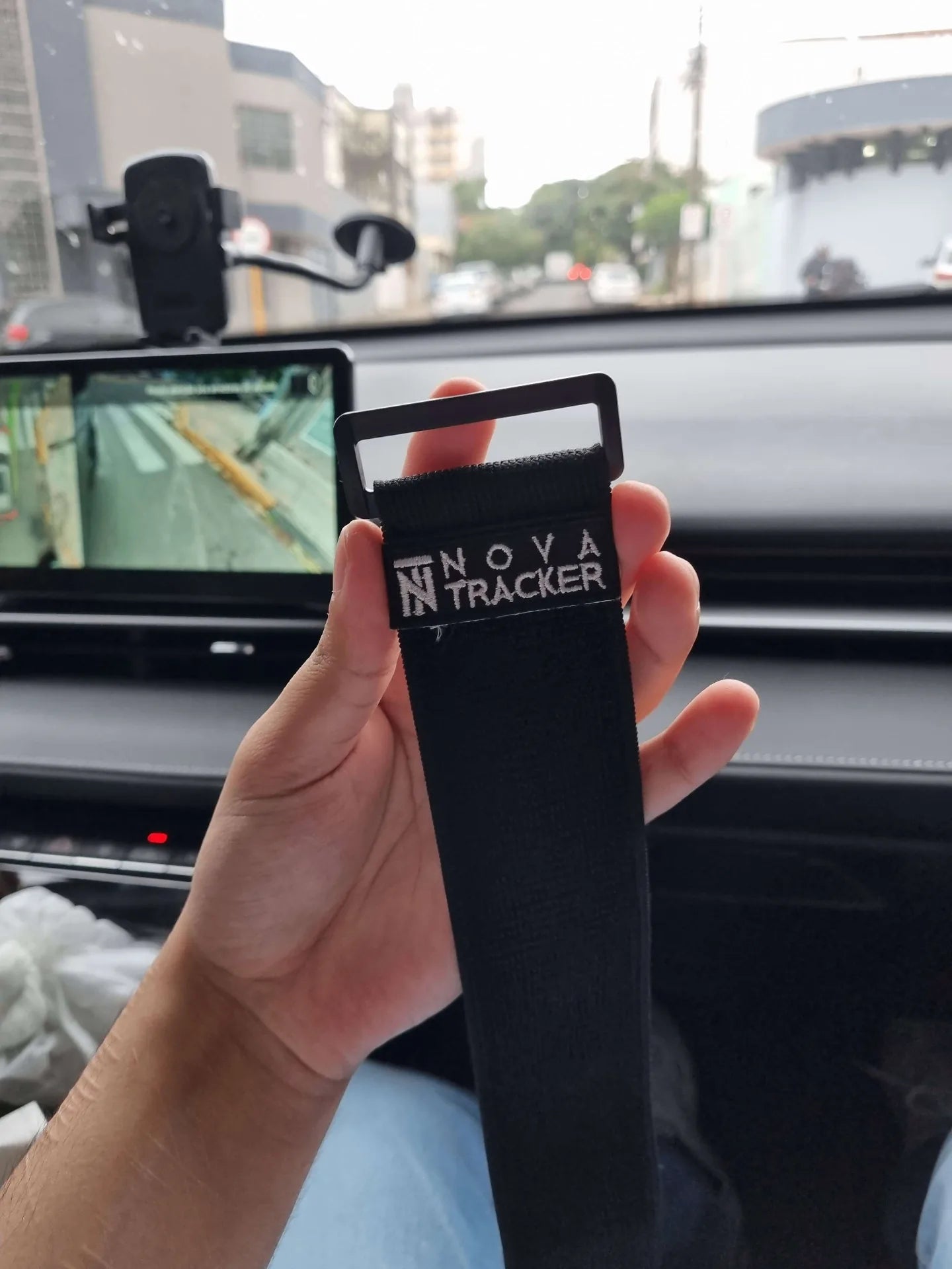 Primeira strap NovaTracker com logo bordado.