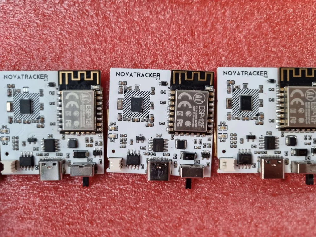 Três PCBs brancas idênticas lado a lado.