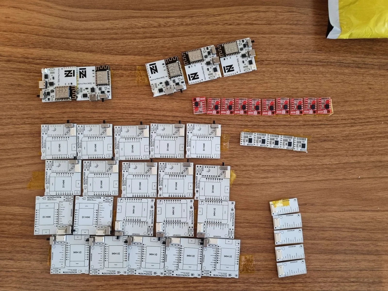 Bancada com várias PCBs NOVATRACKERS e módulos BNO085.