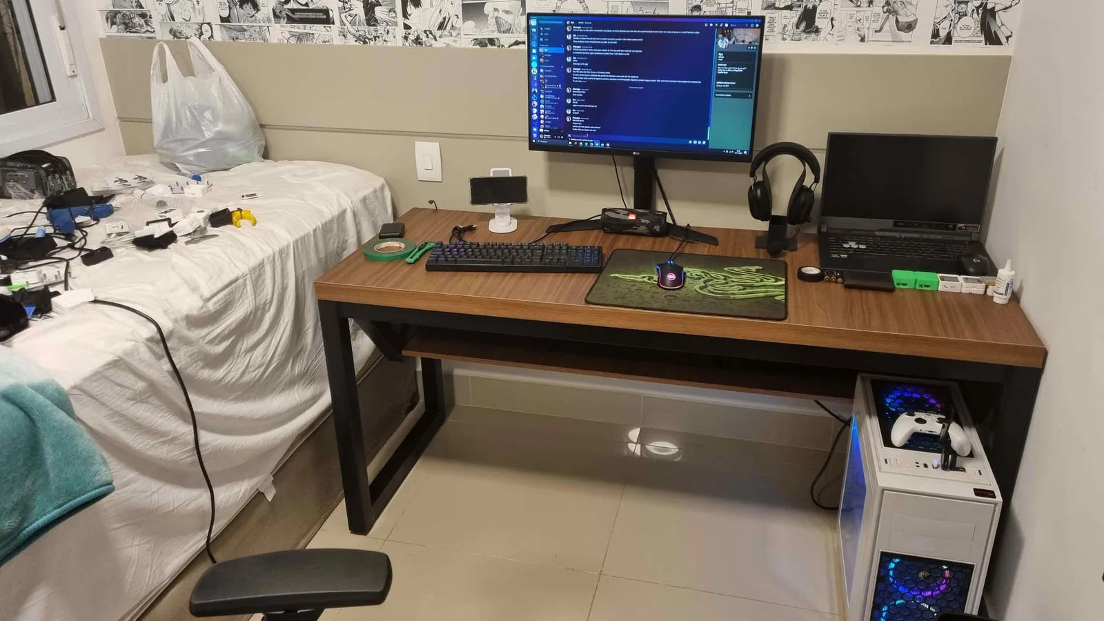 Nova mesa de trabalho da NOVATRACKERS com setup de desenvolvimento.