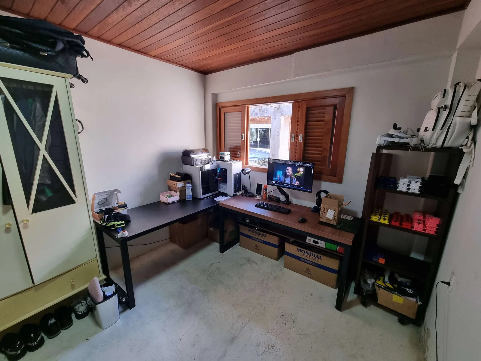 Novo espaço de trabalho da NOVATRACKERS com bancadas e prateleiras de componentes.