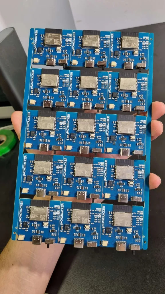 Painel azul com PCBs SMD dos beta testers.