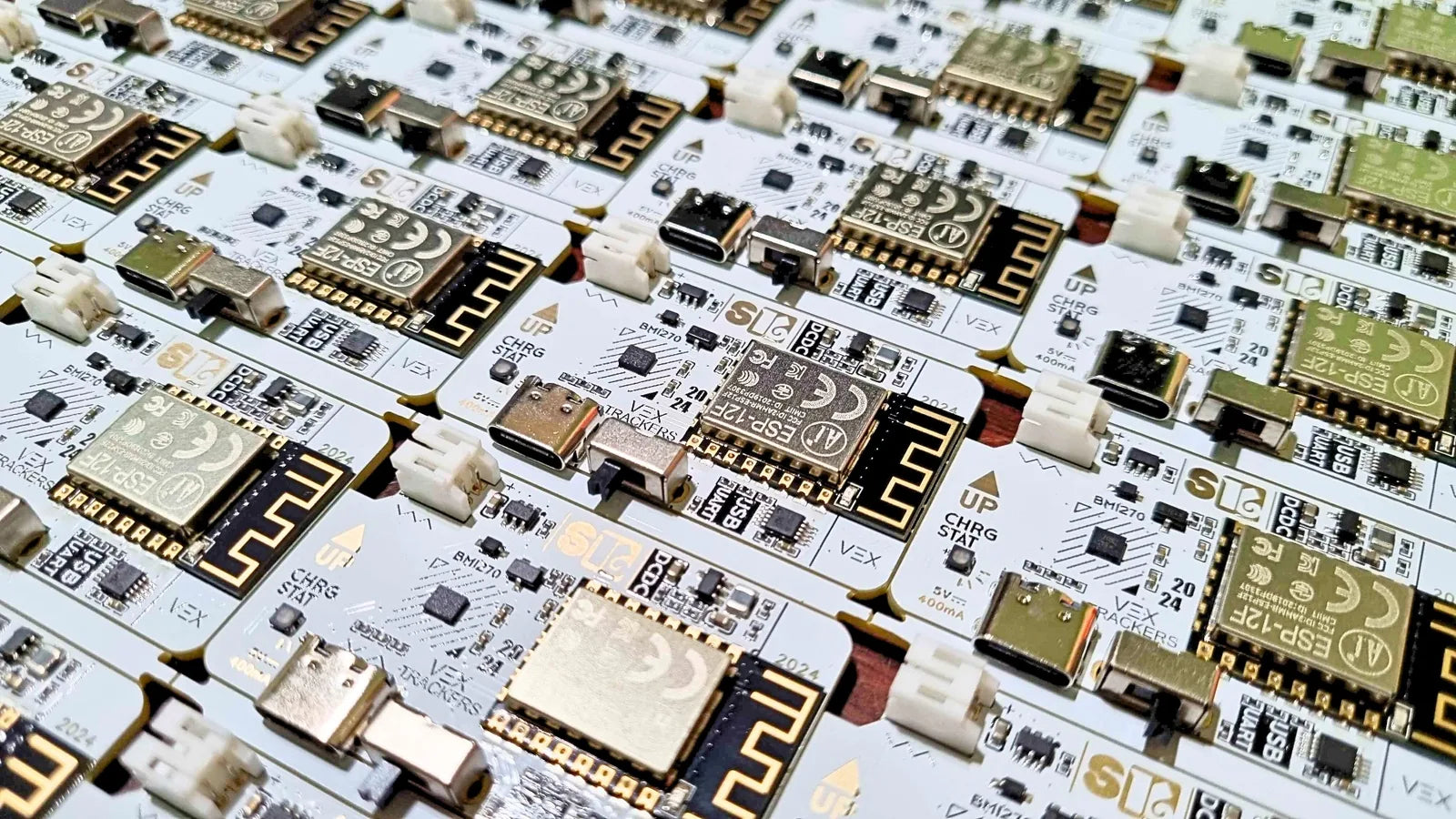 Placas PCB do MVP VΞΧ Trackers prontas para montagem.