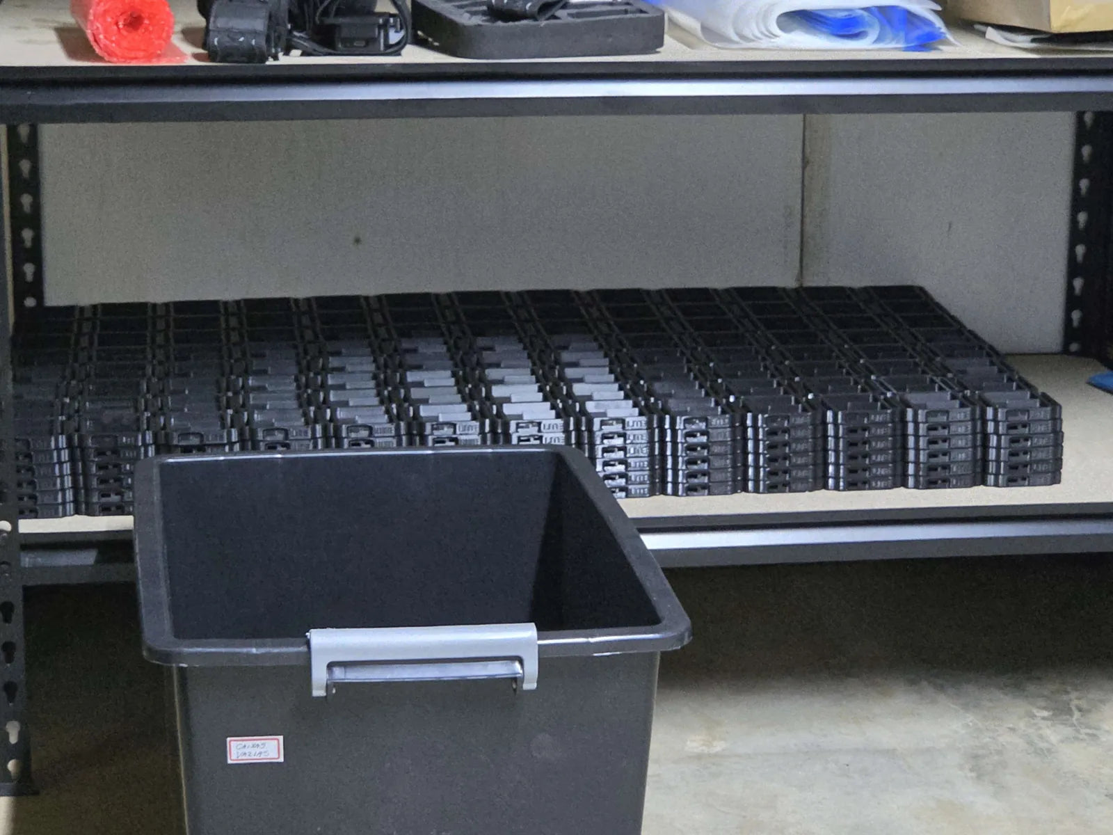 Peças do NovaLite empilhadas e prontas para a montagem dos kits da pré-venda.