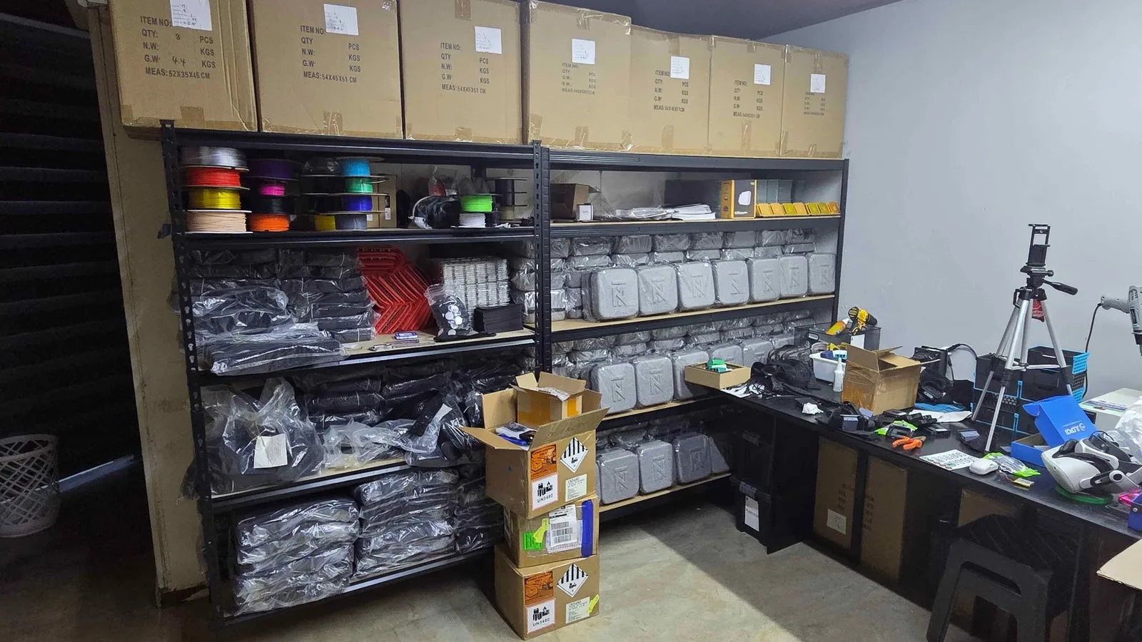 Estoque com insumos e kits prontos para a montagem da pré-venda.