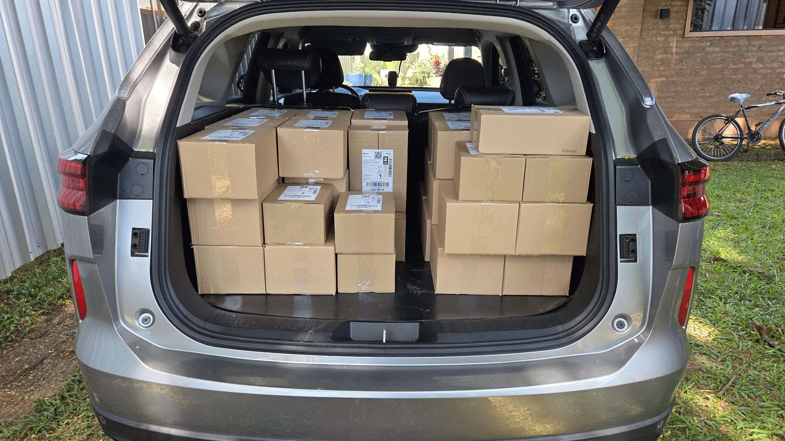 Porta-malas cheio de caixas dos kits NovaLite prontos para envio.