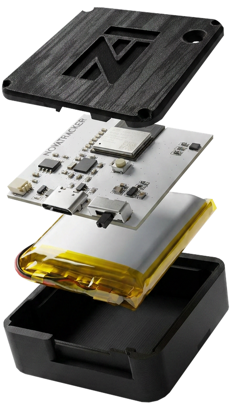 NovaTracker aberto em camadas: tampa, placa, bateria e case